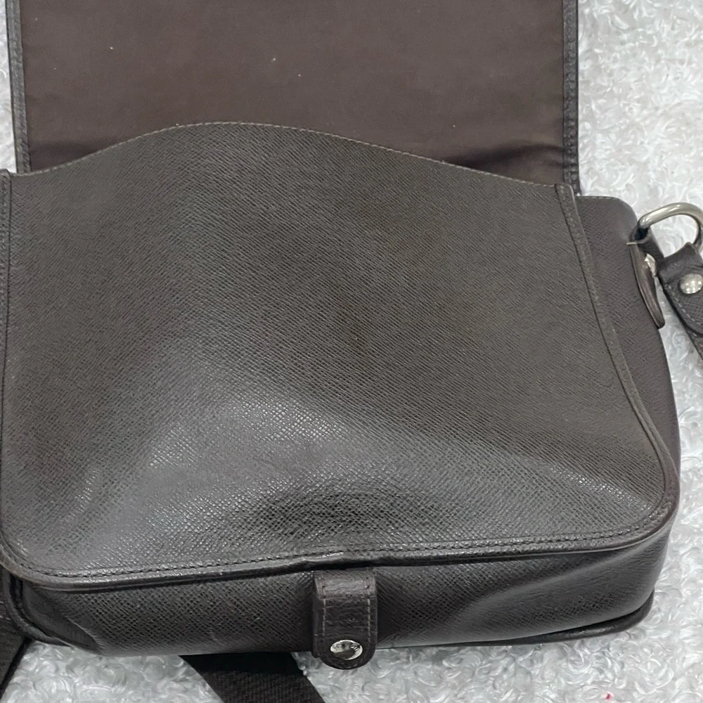 Louis Vuitton Taiga Roman Leather Messenger Bag.